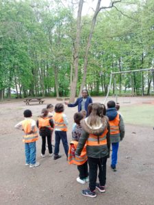 Projet Habiter la mémoire de la Compagnie 12:21. atelier "Imaginer la vie des autrices dans le quartier" avec les enfants du CSC Le Galet de Hautepierre et de la Maison de l'enfance avec Fatou Ba et Léna Dia, le 15 avril 2025